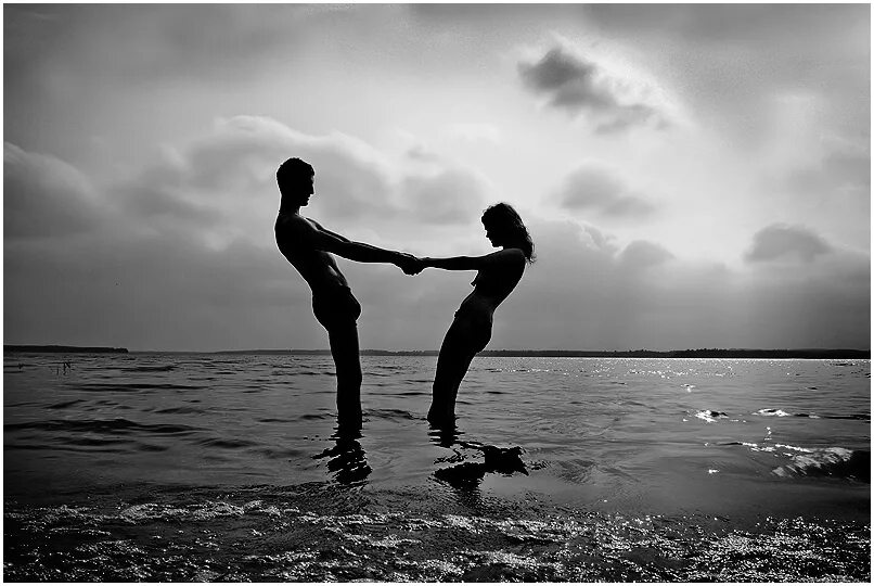 красивая пара влюбленных. подростковая влюбленность. черно первая любовь. молодежь с гитарой. влюбленные с гитарой.