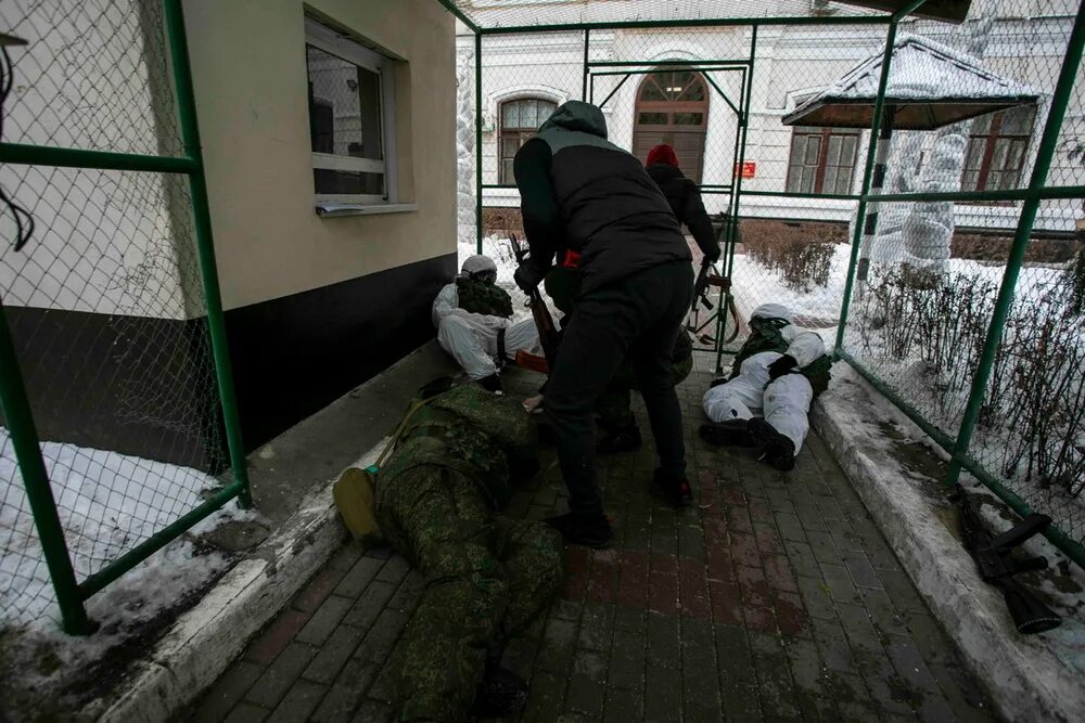 Нападение на воронеж сегодня. Терроризм нападение на военные объекты. Нападение на штаб. Военная полиция Воронеж учения.