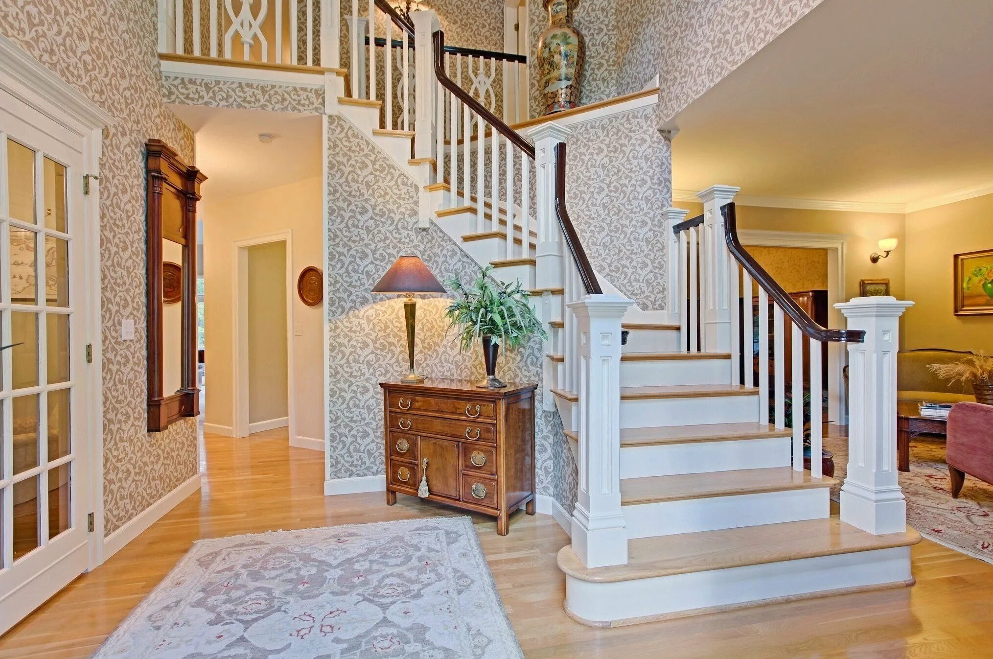 обои на стену частного дома. интерьер холла в частном доме. фрески в интерьере гостиной. лестница в классическом интерьере. гостиная интерьер.