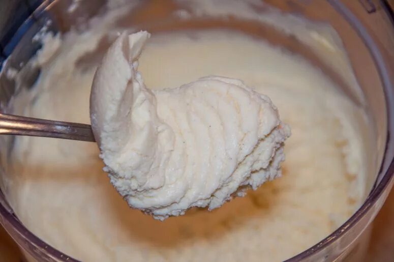 Простой рецепт крема со сгущенкой. Крем сливочный со сгущенным молоком. Крем для торта со сгущенкой. Крем из сгущенного молока для торта. Творожный крем для торта.