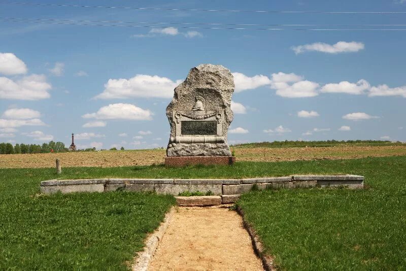 Памятники на полях сражений. Мемориал Бородинское поле. Памятник полевой конной артиллерии Бородино. Памятник на Бородинском поле. Памятник на Бородино конной артиллерии.