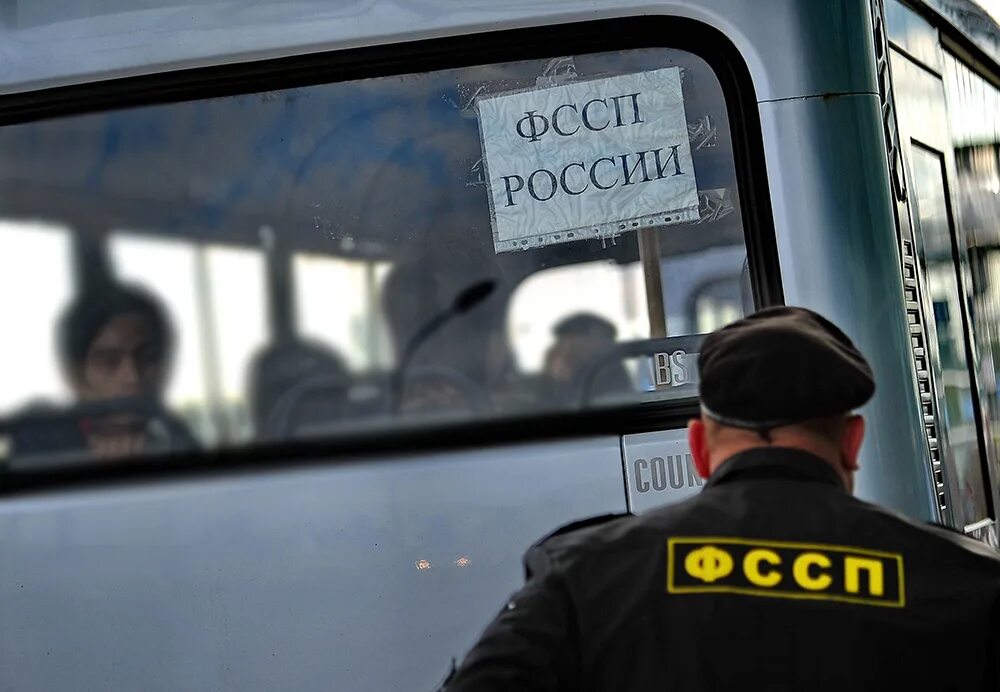 Депортация иностранных. Выдворение мигрантов. выдворение из россии. выдворение мигрантов из россии. депортация мигрантов.