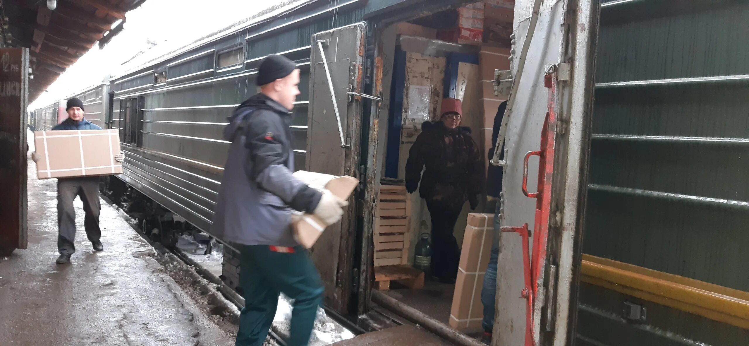 Вагон киров. Грузчик вагонов. охранник вагонов погрузка. погрузка вагонов погрузчиком. начальник почтово-багажного вагона.