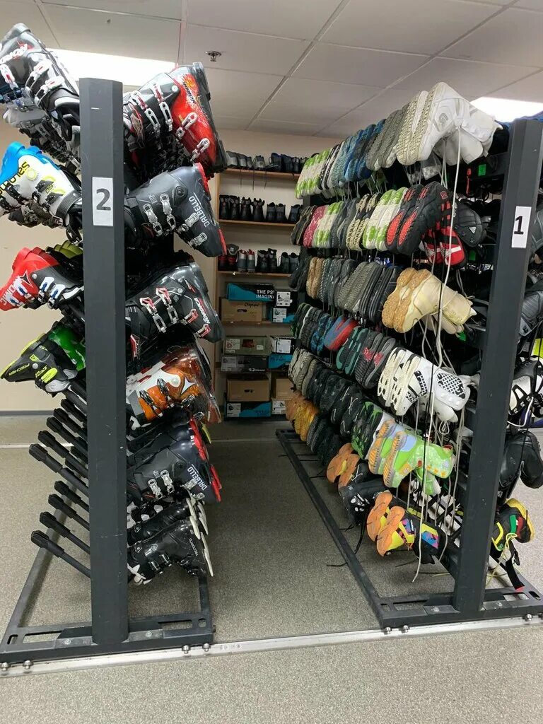 Лавина прокат южно сахалинск. Северо курильск. Прокат спортивного инвентаря. Сноубордисты едут. Лавина прокат южно сахалинск.