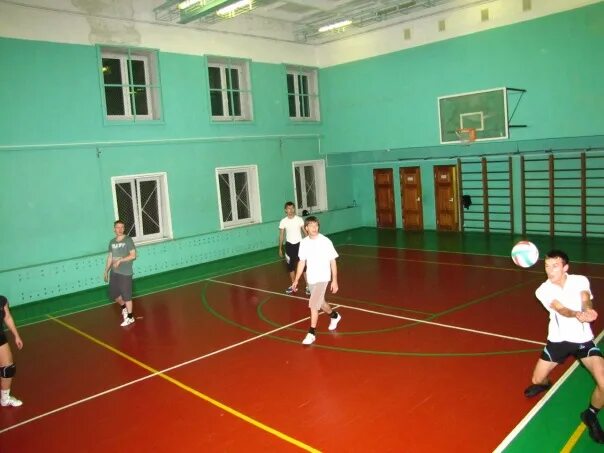 Спортивная школа волейбол москва. Волейбол девушки школа. Лиски секция волейбола. Директор спортзала арктика демченко фото город надым. Команда волейболистов.