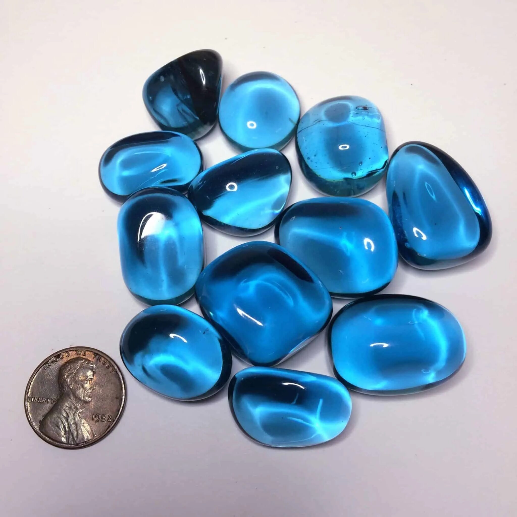 Голубой обсидиан камень. Севанский голубой обсидиан. Вулканическое стекло голубое. Обсидиан синего цвета. Синий обсидиан