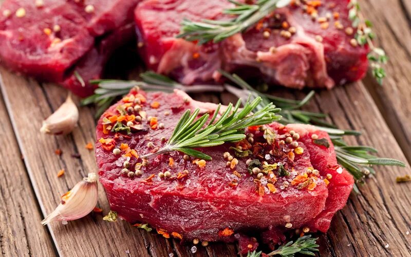 Сырое мясо с овощами. Мясо. свежее мясо. мясо фото. красивое мясо.