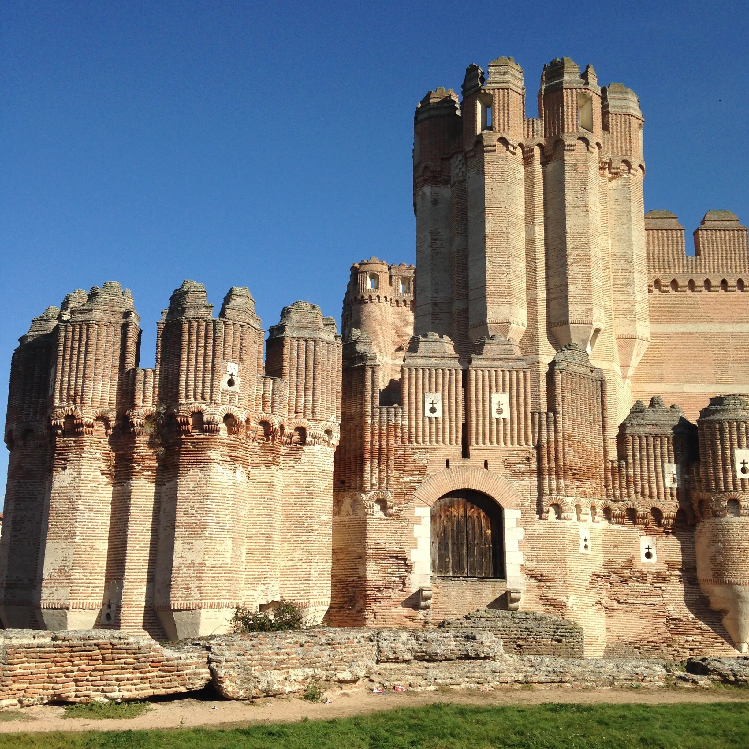 Крепости древности. Замок Кастильо де Кока Испания. Stone Castle (каменный замок). Средневековый замок в Испании. Руины средневекового замка в Испании.