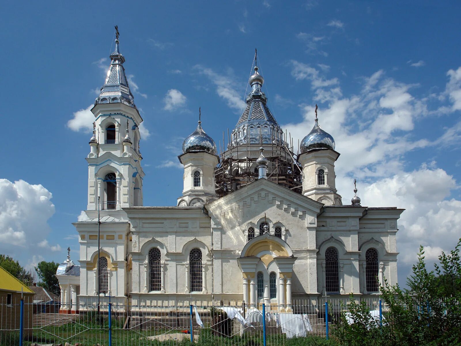 Погода в курске ставропольский край. Церковь село Дмитриевское Ставропольский край. Храм Николая Чудотворца в Дмитриевском. Ставропольский край Дмитриевское Церковь Николая Чудотворца. Храмы с.Красногвардейское,Ставропольский край.