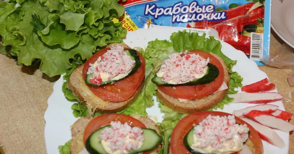 Закуска с крабовыми палочками. Красивые бутерброды с креветками. Канапе брускетта креветка авокадо. Бутерброды с антарктик криль на праздничный стол. Бутерброды с крилем.