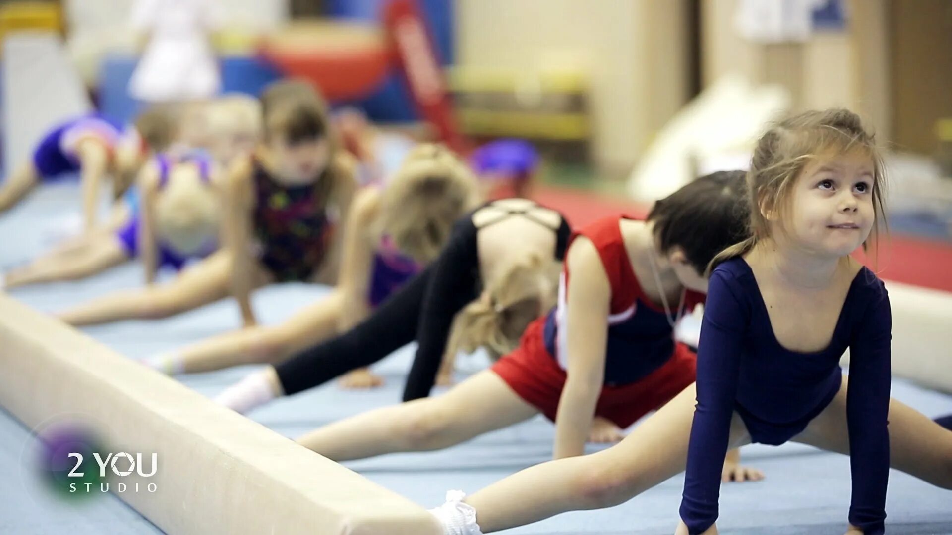 художественная гимнастика дети тренировка. видео школа гимнастики. гимнастическая школа. заниматься гимнастикой. гимнастика в школе.