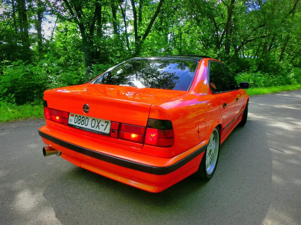 Е34 красная. BMW e34 оранжевая. HELLA Red e34. BMW e34 красная бленда. БМВ 34.