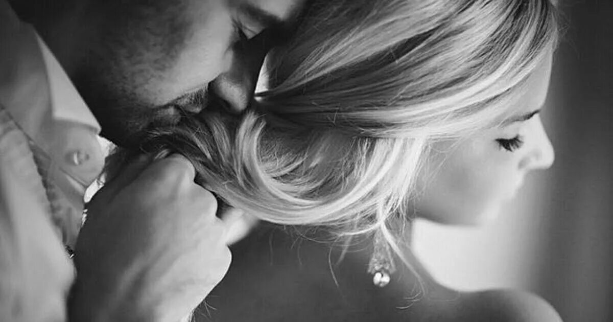 Почему парень трогает волосы девушки. Влюбленный мужчина трогает волосы. Влюбленный взгляд девушки. Прижал к стене. Трогать мои волосы.