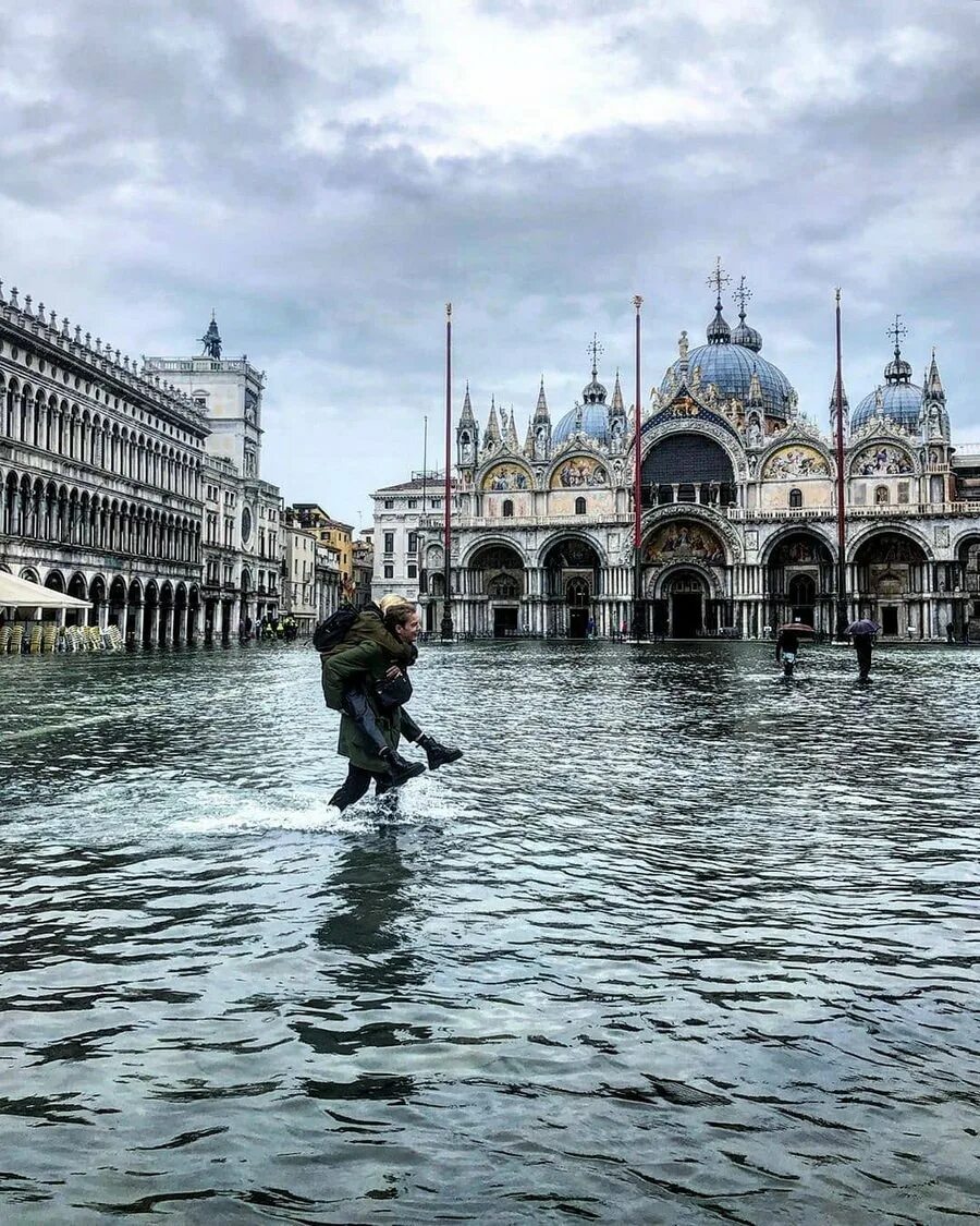 Почему венеция на воде. Венеция площадь Сан Марко. Площадь Сан Марко затоплена. Площадь Сан Марко в Венеции затопило. Венеция (коммуна).