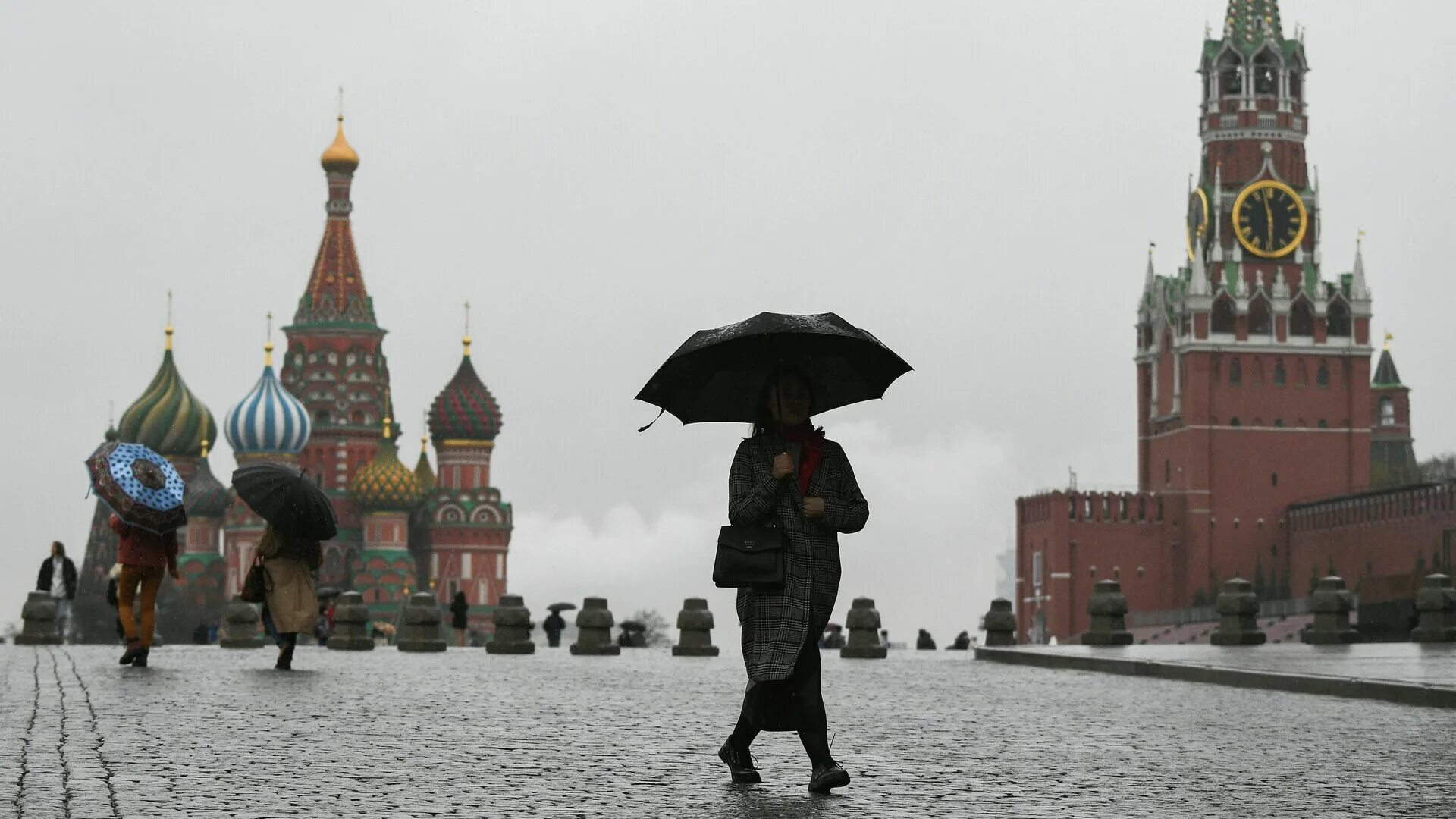 Холодное лето в москве. Красная площадь. Кремль дождь. Красная площадь дождь. Дождь в Москве.