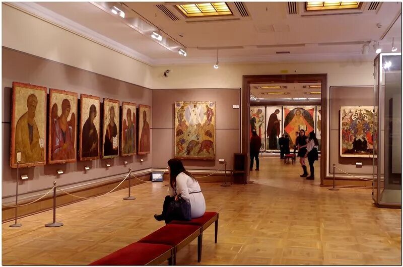 Галереи икон. Древнерусское искусство третьяковская галерея. иконы третьяковской галереи. зал древнерусской живописи третьяковская галерея. третьяковская галерея зал иконописи.