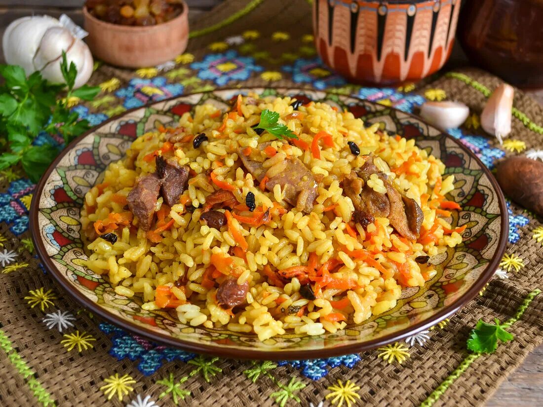 Плов с изюмом и мясом в казане. Узбекский плов с изюмом. тарелка для плова. плов с цыпленком. куриный плов узбекский.