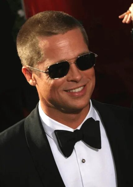 Брэд Питт с короткой стрижкой. Брэд Питт короткая прическа. Brad Pitt короткая стрижка. Брэд Питт с короткой. Брэд питт короткая