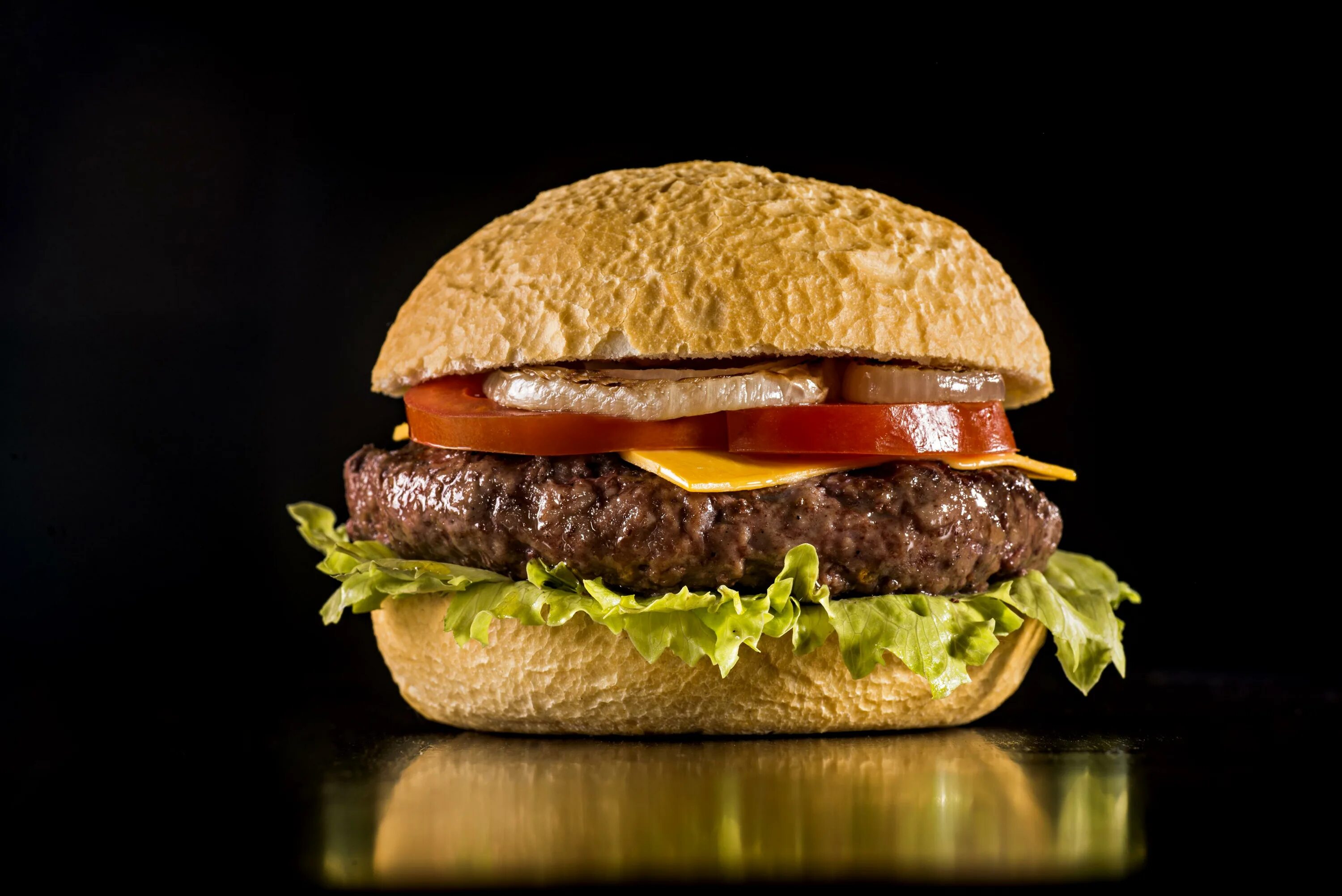 Гамбургер 4. Гамбургер. Бургер на черном фоне. Сочный бургер. Чизбургер на черном фоне.