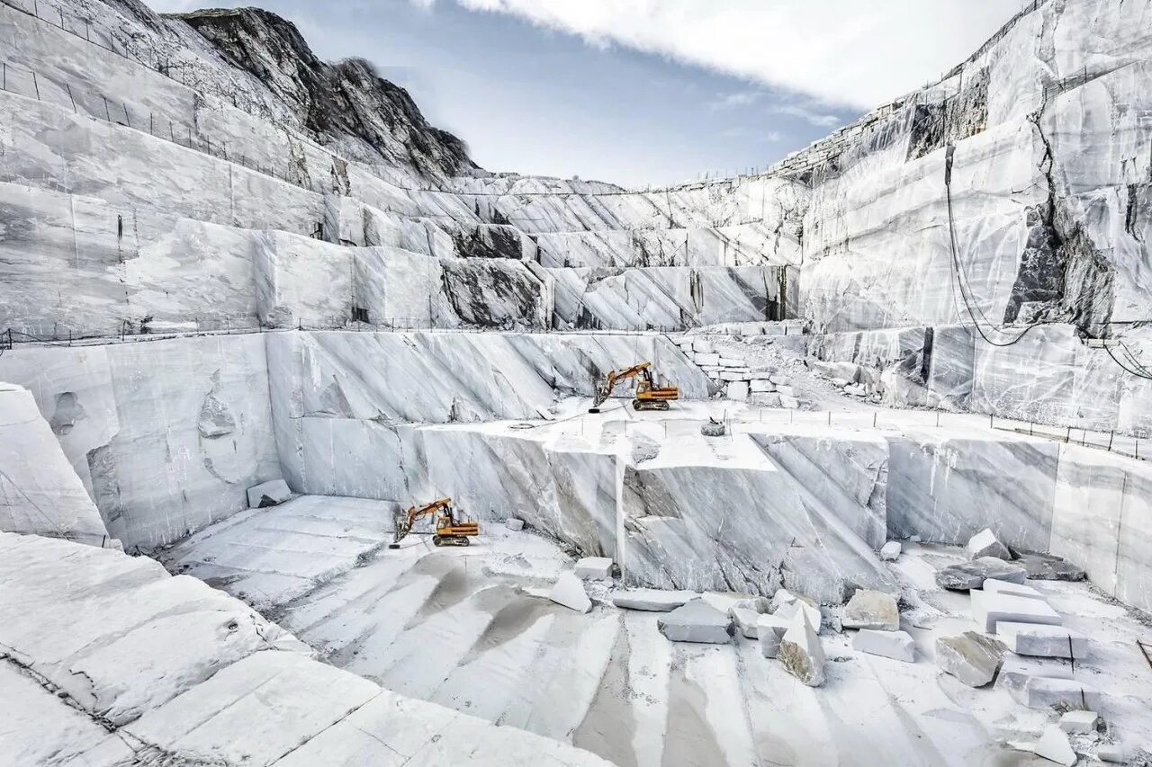 Каррарский мрамор камень. Ольхон мраморный карьер. Мраморный карьер в италии. Каррарский мрамор италия. Мраморный карьер артышта.
