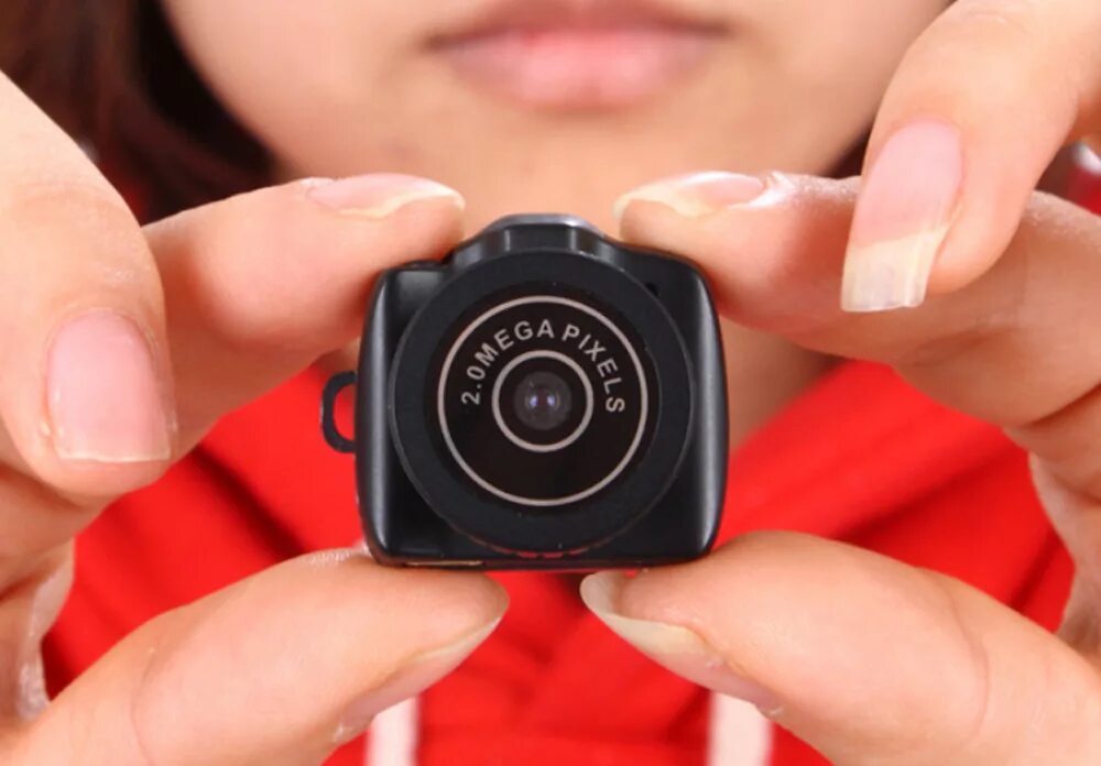Бесплатная камера мене. Мини камера y2000. Портативная мини камера. Маленький фотоаппарат. Фотоаппарат и видеокамера.