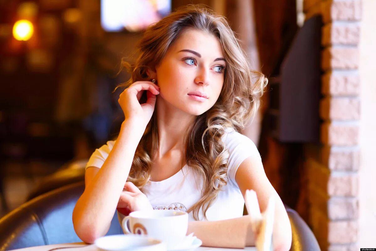 Как правильно очаровательная. Задумчивая девушка. Девушка в ресторане. Девушки в кафе за столом. Девушка с кофе.