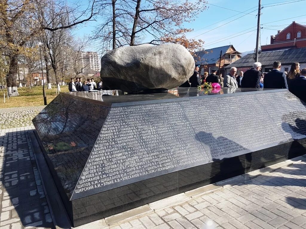 Stone памятники. Жертвам политических репрессий памятник, мемориал Владикавказ. Камень слез Владикавказ. Памятник жертвам репрессий Владикавказ. Память камня.