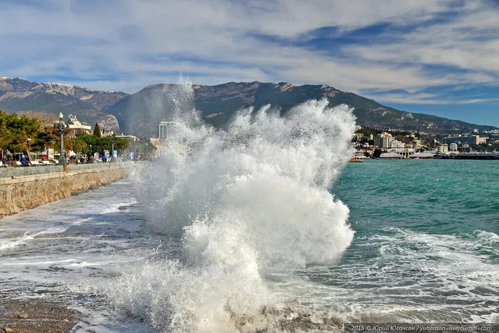 Ялта можно ехать. Черное море Ялта. Чёрное море с берега Ялты. Море Крым Ялта. Город Ялта черное море.