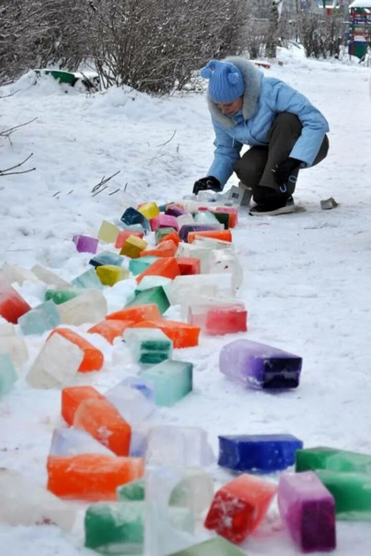 Самодельный лед. Ледяные фигурки для детского сада. Фигурки из цветного льда. Цветной лед в детском саду. Ледяные фигуры в детском саду.