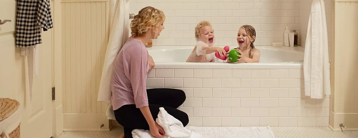 Daughter showers. Мом ванная. Семья Bathroom. Девочка Bath time с мамой.