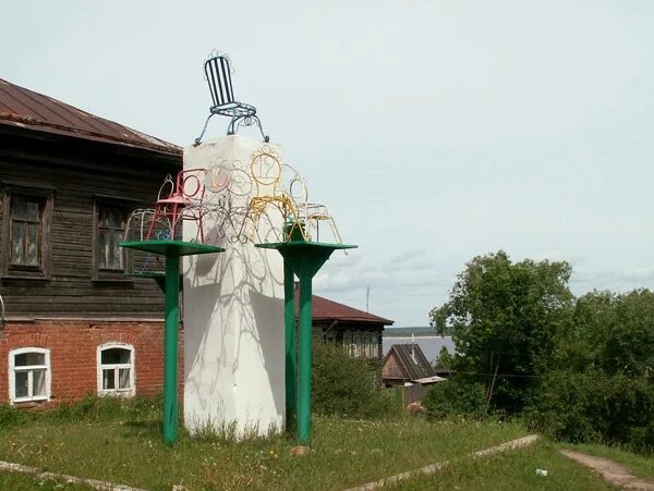 Индекс козьмодемьянск марий. Козьмодемьянск 12 стульев. памятник акпарсу в козьмодемьянске. памятник козьмодемьянск двенадцать стульев.