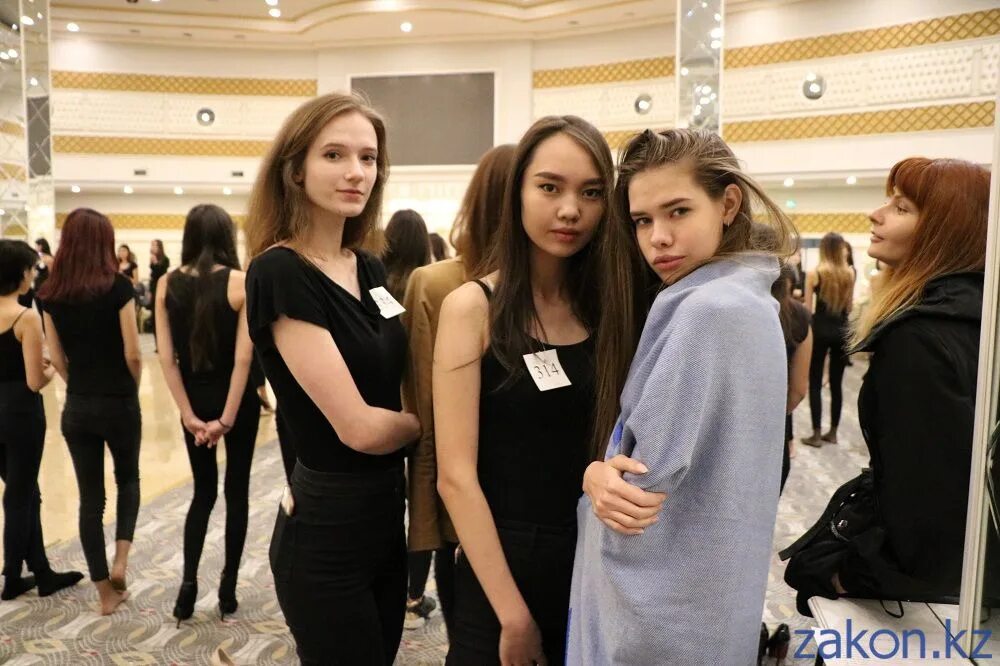 Кастинг моделеи в торговом центре. Молодежный показ мод в Алматы 2024. Кастинг моделей москва