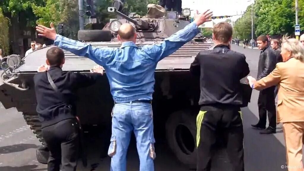 Колонны остановились. Жители Донбасса останавливают танки руками. Жители руками останавливают украинские танки. Жители Донбасса останавливают украинские танки.