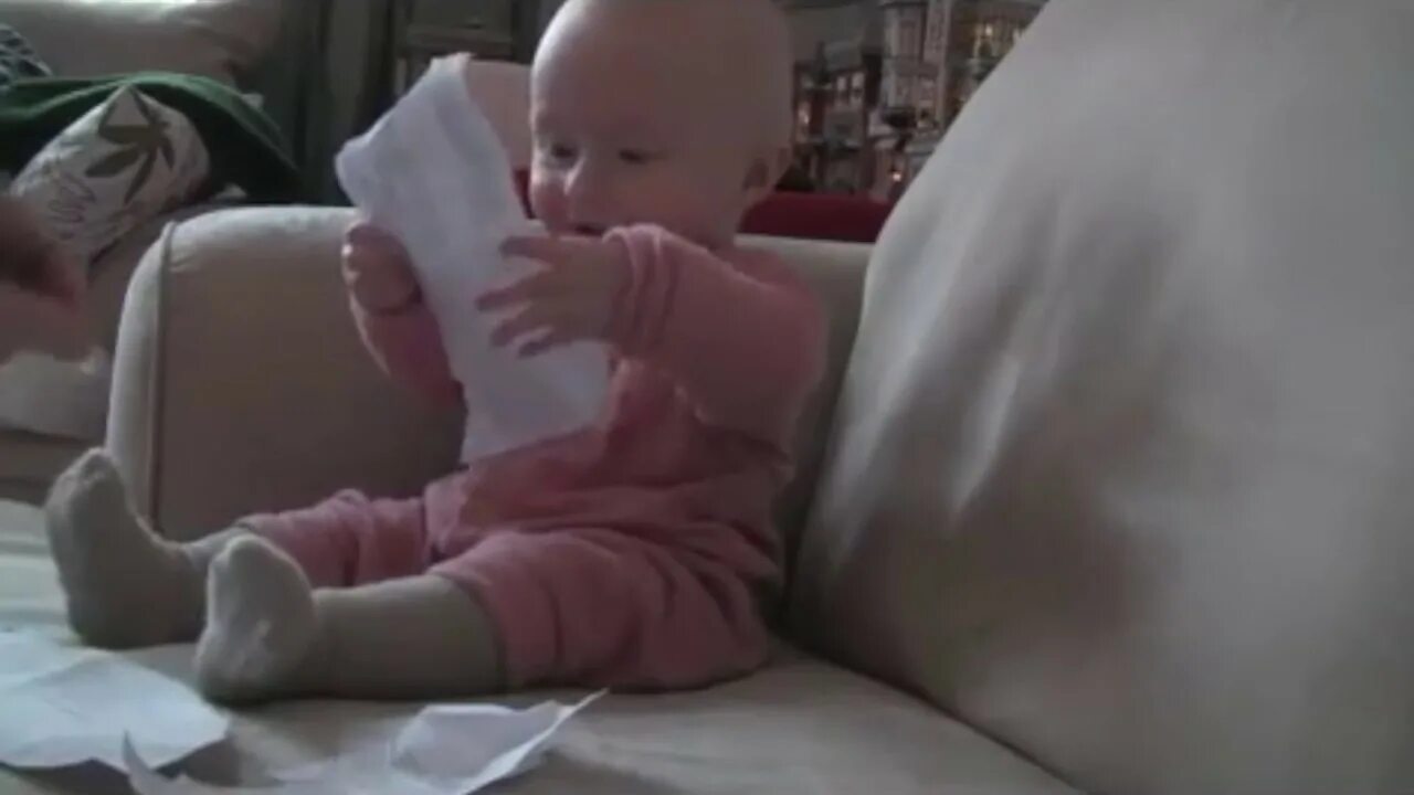 Наши дети видео. Игрушки в шкафу удивление ребенка. Поставь видео ребенок. Видео для детей. Детские видеоролики.