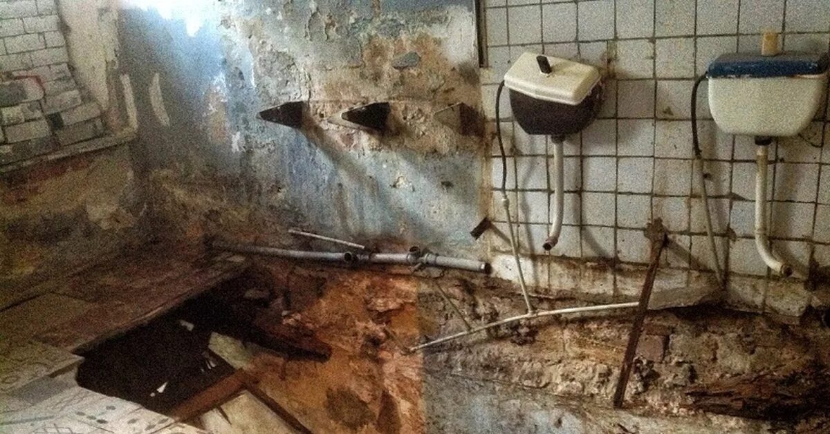 Убитый туалет. Туалет в квартире убитый. Самый ужасный туалет в школе. Старый туалет в хрущевке. Туалет в общежитии.