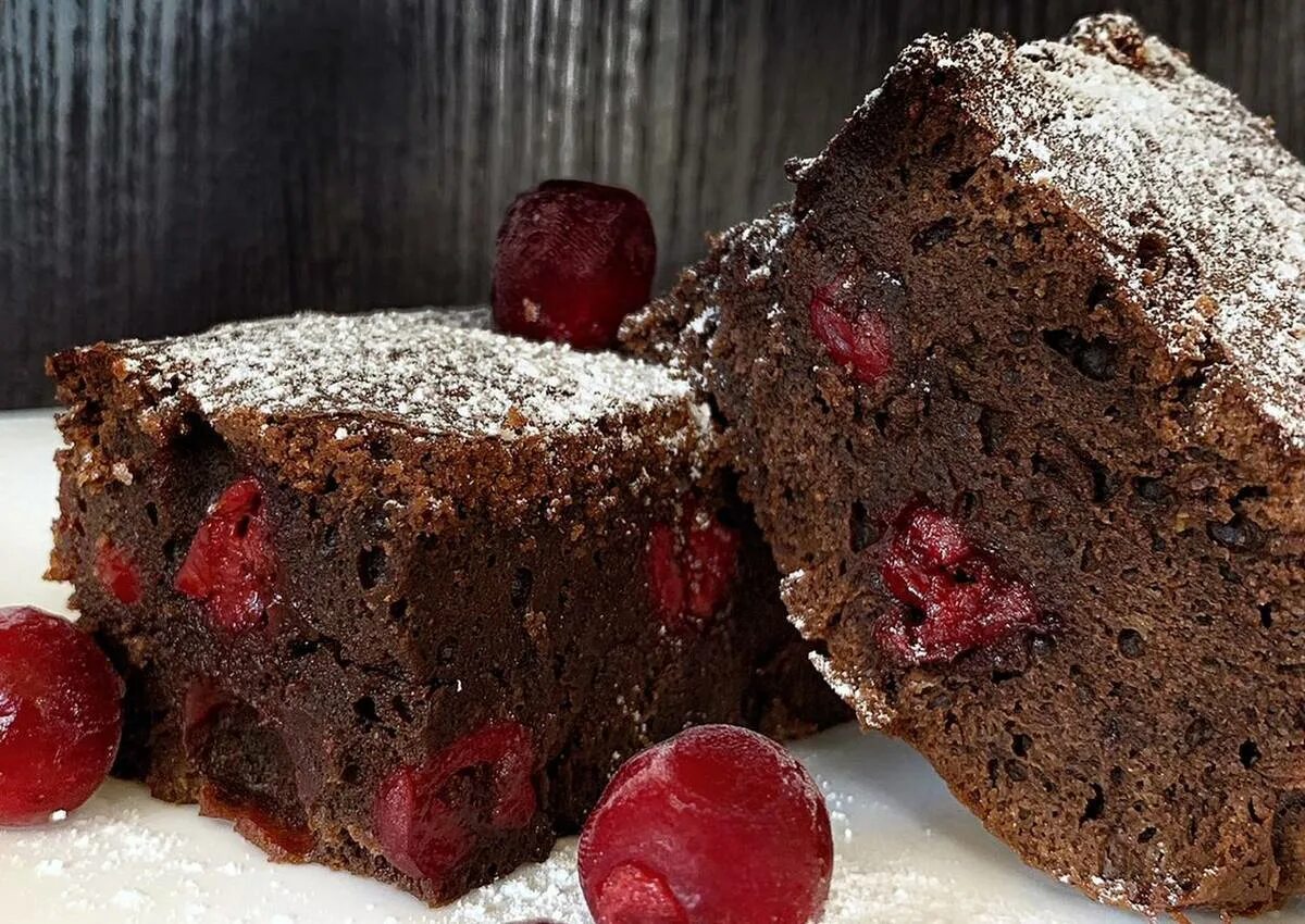 Кекс с вишней замороженной. Вишневый кекс. Маффины с вишней. Кекс брауни шоколадный. Творожный кекс с вишней.