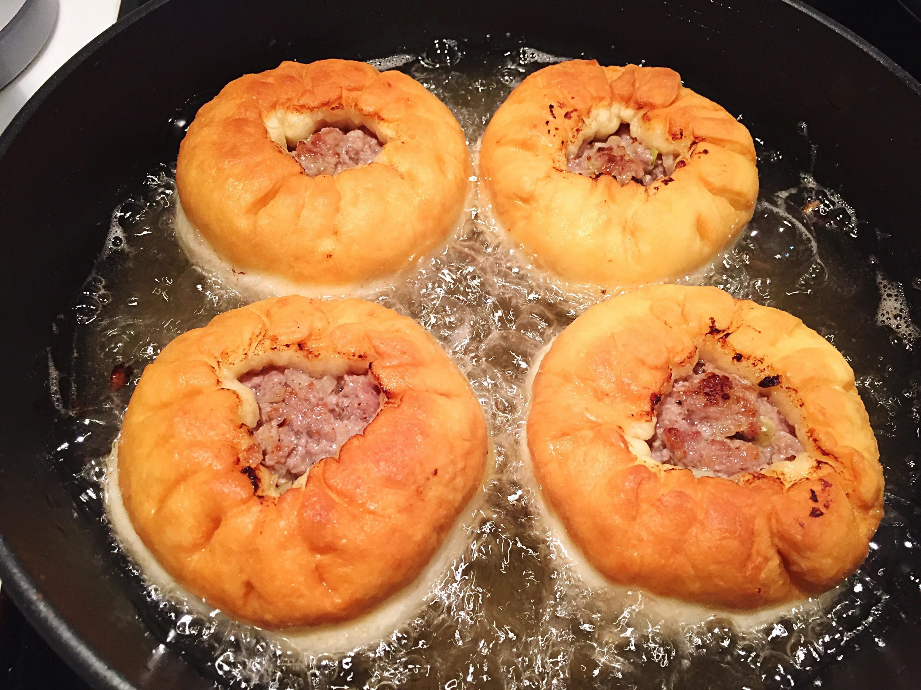Мясо для беляшей рецепт сочный. Беляши с фаршем на сковороде. фарш для беляшей. открытые беляши с мясом на сковороде. жирный беляш.
