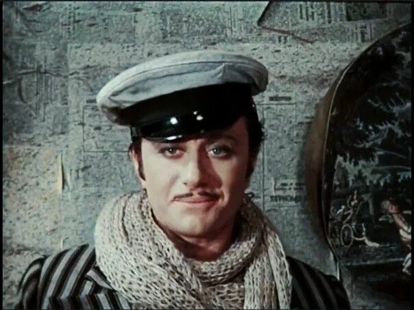 12 стульев фильм 1977 миронов. Остап бендер миронов. Харламов песня остапа бендера. Песня остапа бендера. Фильм 12 стульев пароход.