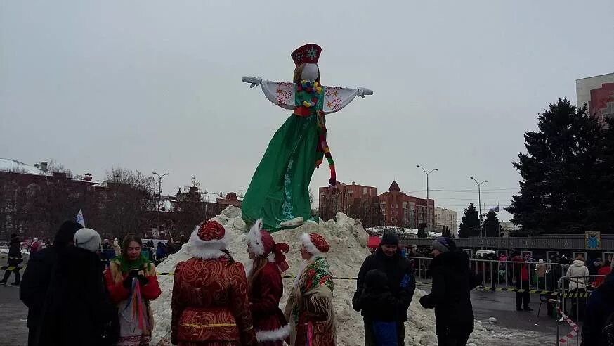 Масленица в энгельсе на площади. Масленица Саратов Театральная площадь. Масленица на площади. Масленица празднование площадь. Широкая Масленица Саратов.