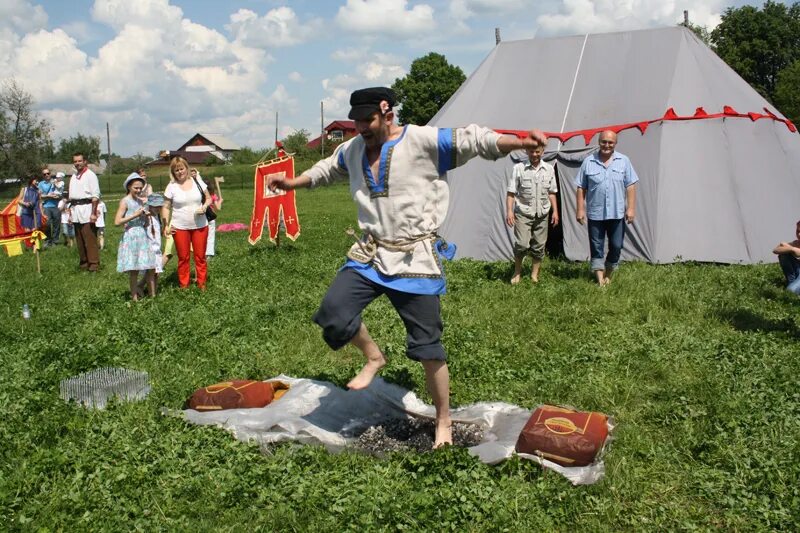 День потехи. Традиционные игры. Костюм скомороха на масленицу. Масленица в горсаду тверь. Праздник 17 августа какой праздник.