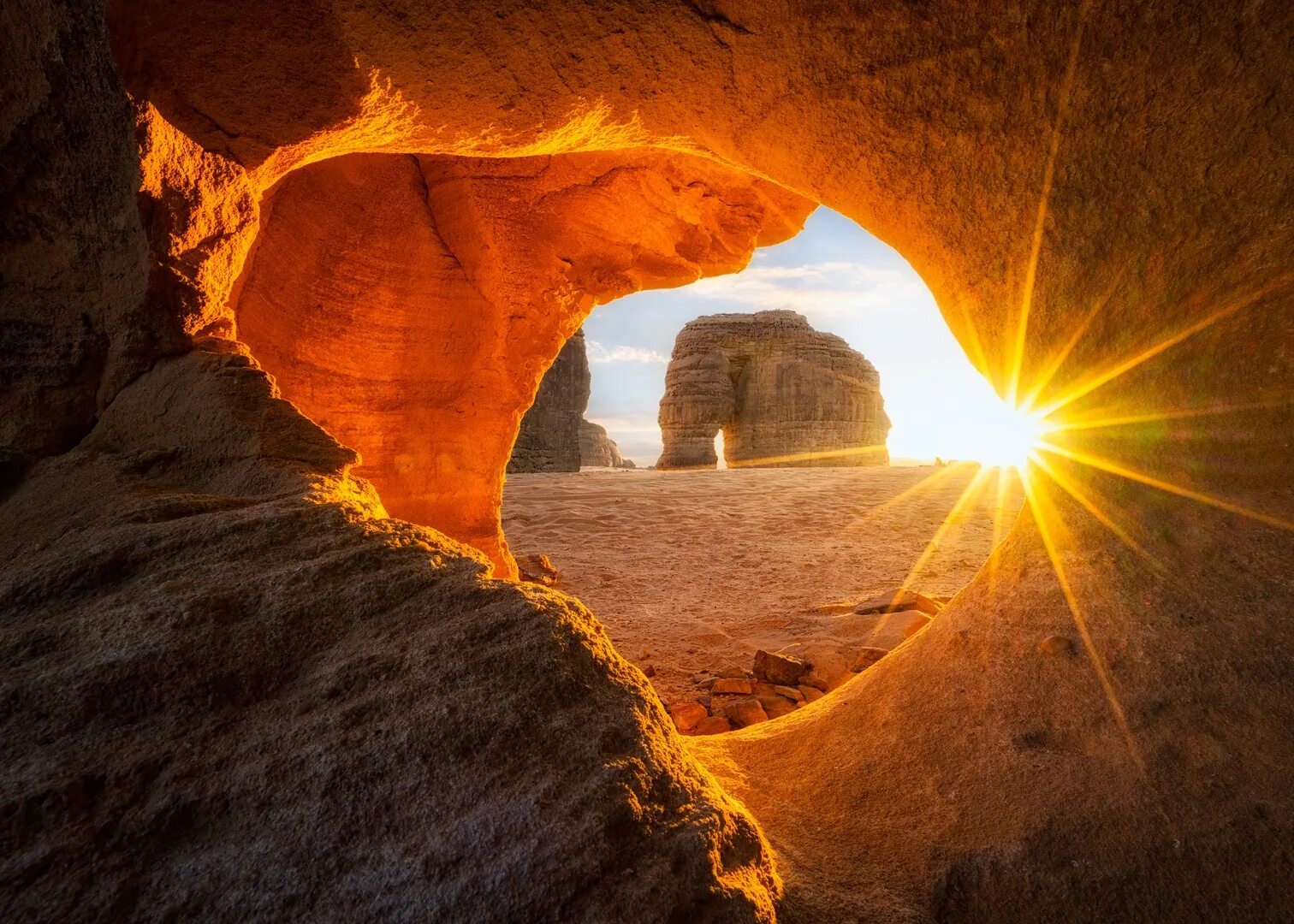 Рассвет в пещере. Внутри самолета окно ночью. На борту круизного лайнера. Красивый вид из окна. Закат внутри.