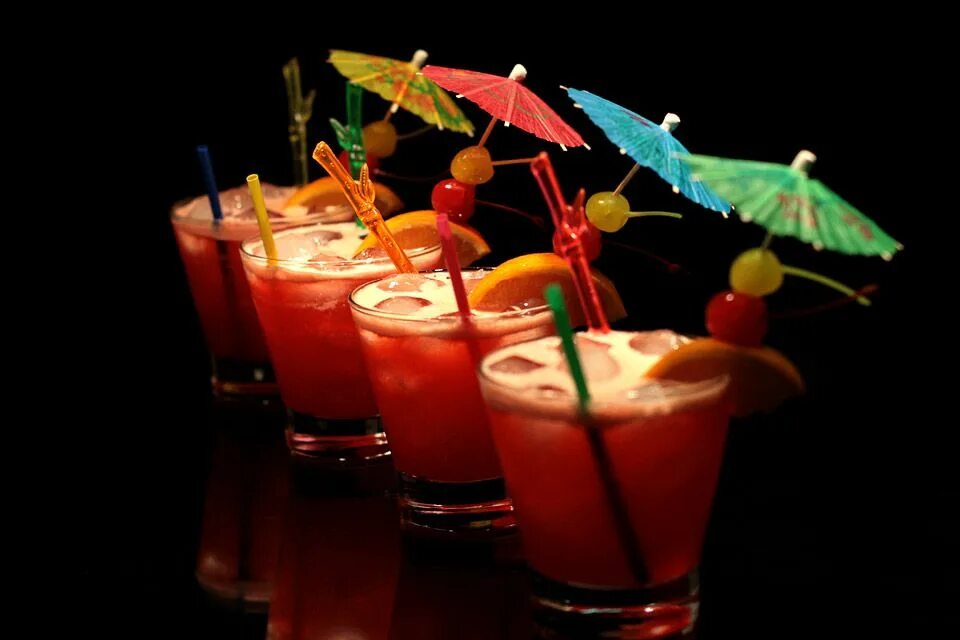 Fast drink. Багама мама коктейль. Коктейль с зонтиком. Экзотические напитки. Красивые коктейли алкогольные.