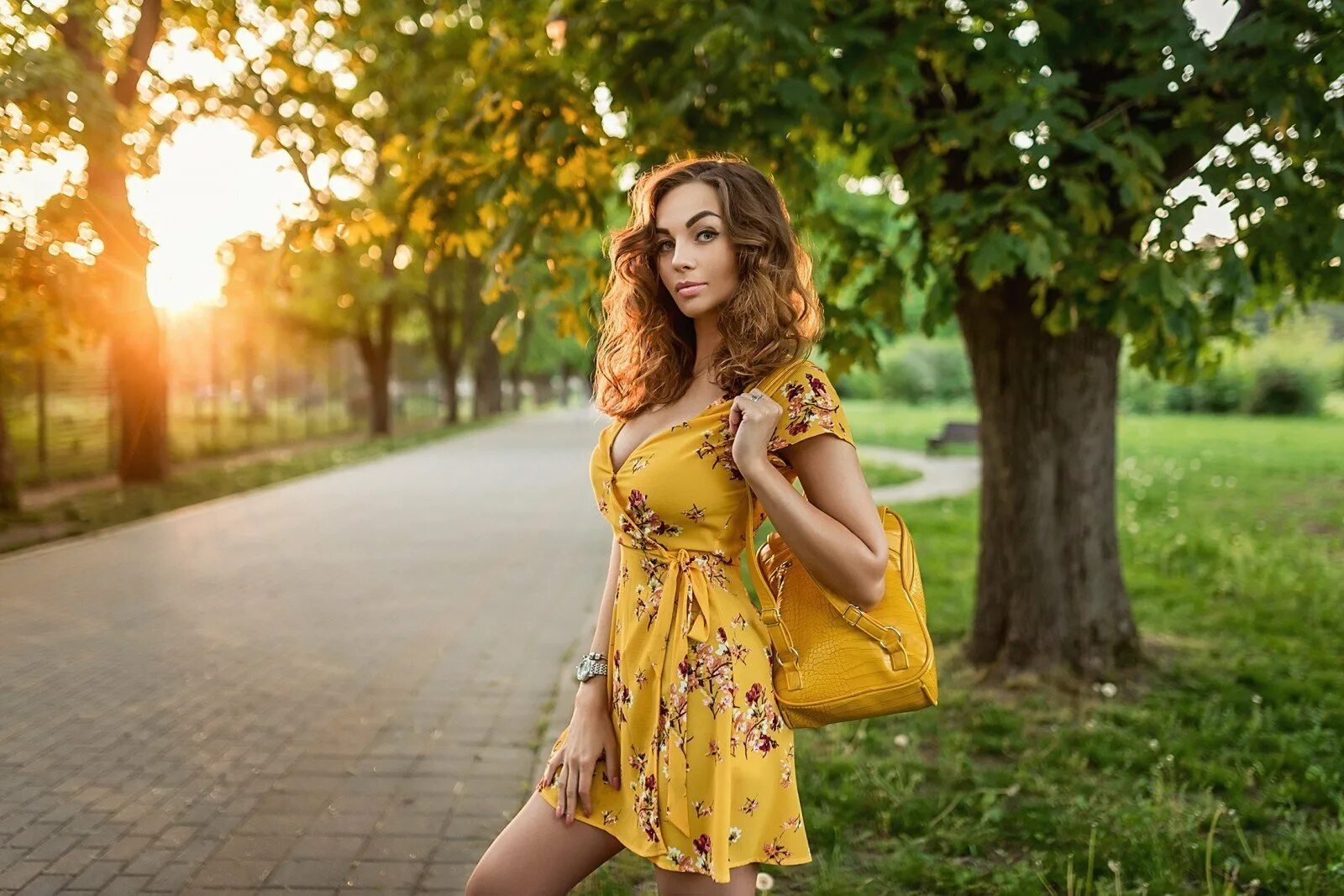 Девушка в летнем платье. Девушка в платье летнем. Девушка в желтом платье. Красивая девушка в желтом платье. Фотосессия в парке.