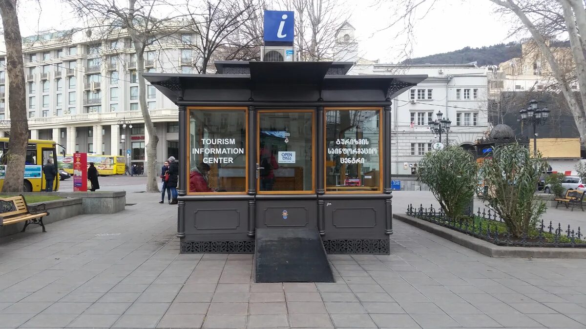 Tourist center. Улица шалва дадиани тбилиси. tourist information center. информационно-туристический киоск. пушкин на площади свободы. тбилиси.