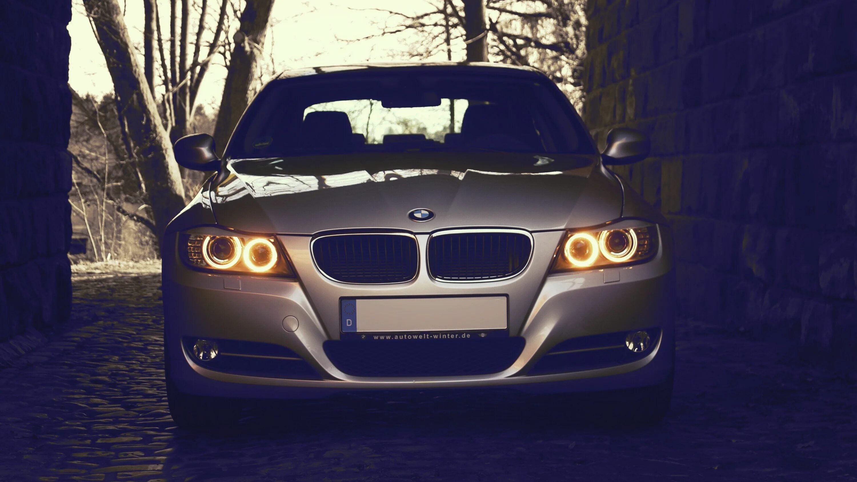 Телефон бмв е60. BMW m5 e60. BMW e90 broshure. BMW 3 e90 обои.