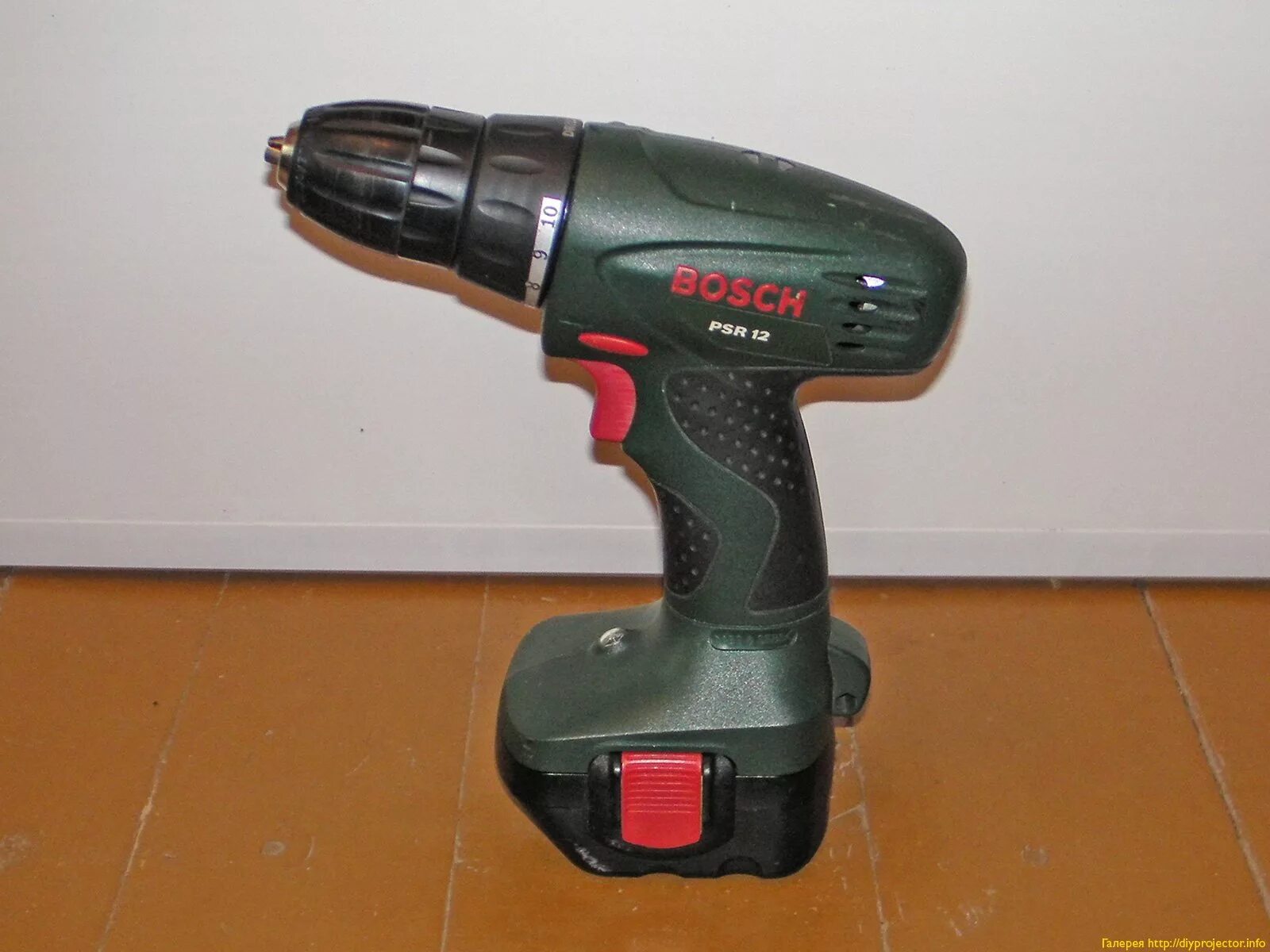Шуруповерт на сколько вольт. Bosch шуруповерт 12 вольт. bosch 70745 шуруповерт. аккумулятор для шуруповёрта бош 12. шуруповерт бош 14.4 вольт.