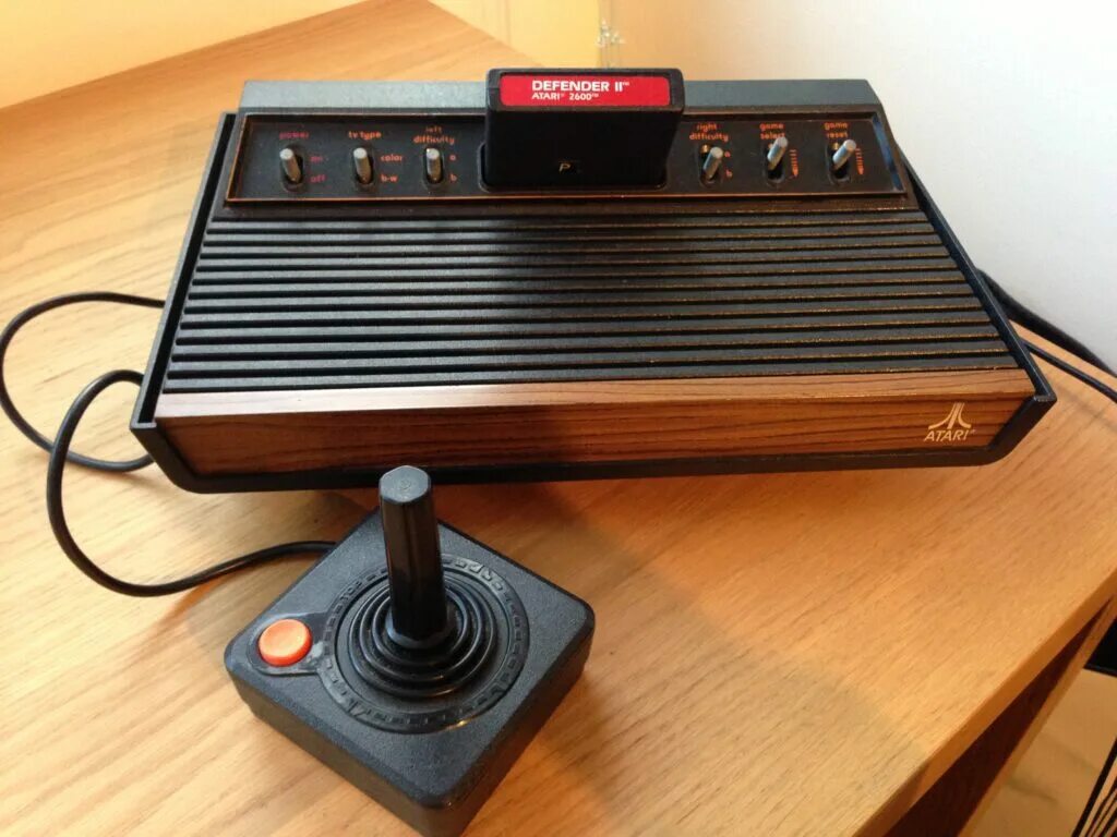 Приставка Атари 2600. Консоль Atari 2600. Игровая консоль Atari 2600 1977 года. Приставка Атари 2600 игры. Voice console