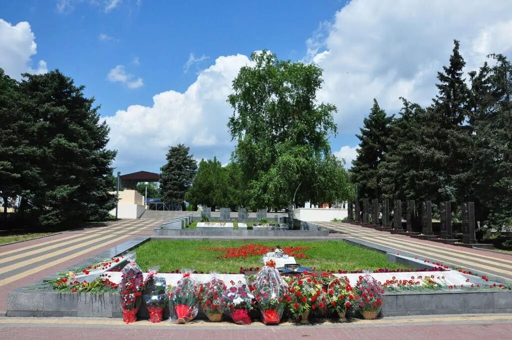 Аксай ростовская. Площадь героев Аксай. Аллея героев Аксай. Аксай мемориал пл.героев.