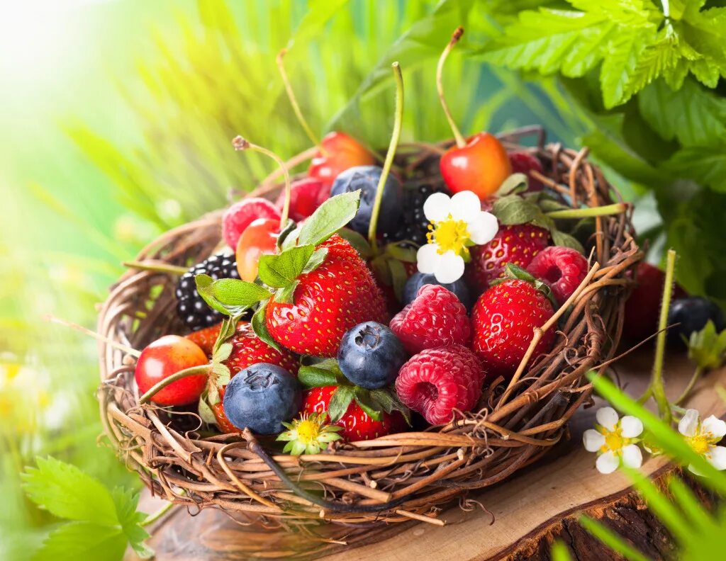 Зима лето фрукты овощи. Летние ягоды. Корзина с ягодами. Ягоды в лукошке. Корзина с фруктами и цветами.