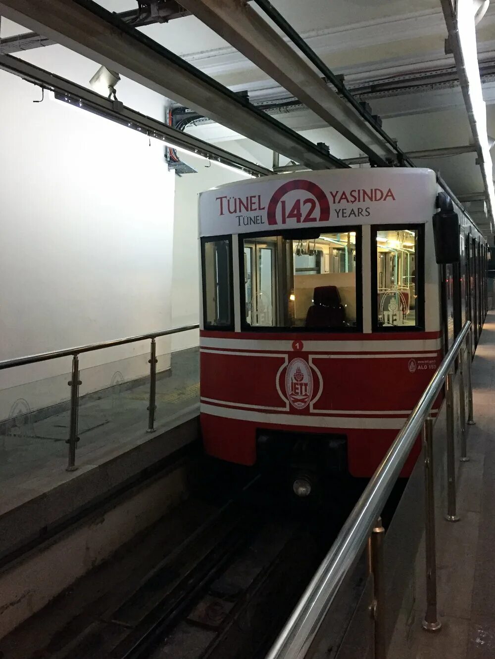 Подземный фуникулер в Стамбуле. Метро Тюнель Стамбул. Фуникулер Тюнель Стамбул. Подземный фуникулер — Бейоглу, Турция.